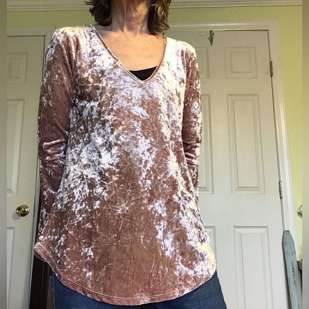Bell sleeve crushed velvet top.